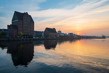Sunset on the river Warnow in the city Rostock, Germany van Rico Ködder
