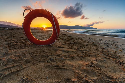 Reddingsgordel als frame voor de zon