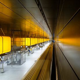 Verrassende kleuren in de metro van Hamburg van Truus Nijland