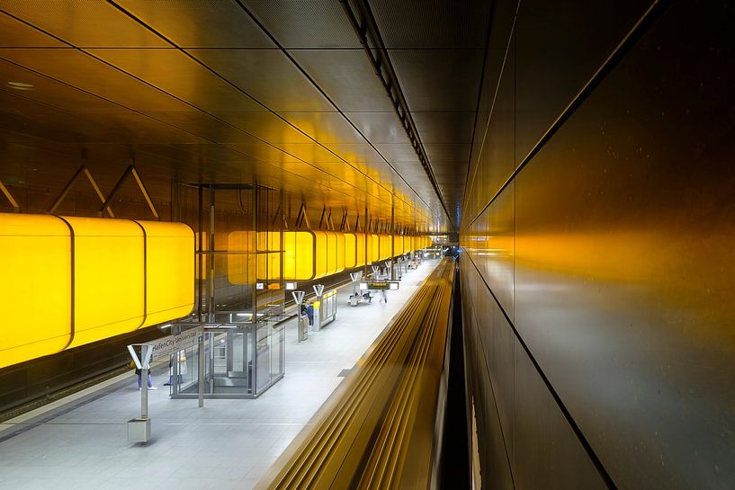 Überraschende Farben in der Hamburger U-Bahn von Truus Nijland