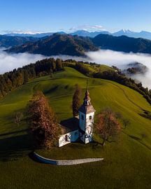 Kerkje in de Sloveense heuvels bij zonsopkomst van Ewold Kooistra