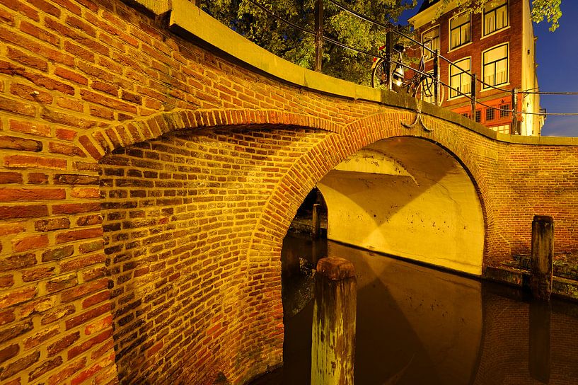 Magdalena-Brücke über die Nieuwegracht in Utrecht  von Donker Utrecht