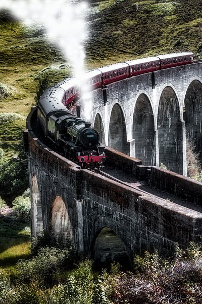 Jaqcobiter Express auf dem Glenfinnan Viadukt in Schottland von Jürgen Wiesler