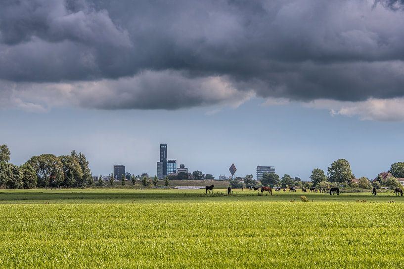 Skyline von Leeuwarden mit bedrohlicher Wolkendecke von Harrie Muis