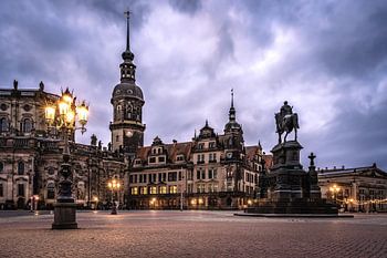 Dawn in Dresden – Silence on Theatre Square