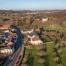 Drone panorama van het kerkdorpje Oud-Valkenburg in Zuid-Limburg van John Kreukniet