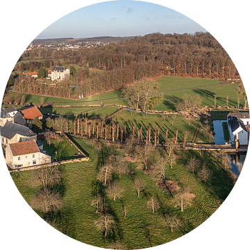 Drone panorama van het kerkdorpje Oud-Valkenburg in Zuid-Limburg van John Kreukniet