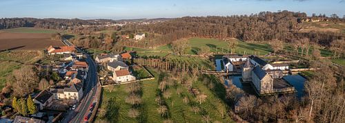 Drone panorama van het kerkdorpje Oud-Valkenburg in Zuid-Limburg