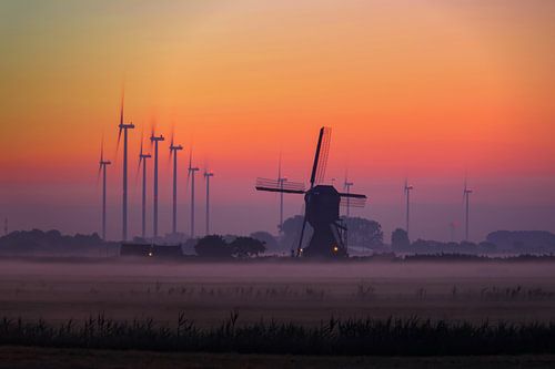 Molen bij Hellouw met een opkomend zonnetje