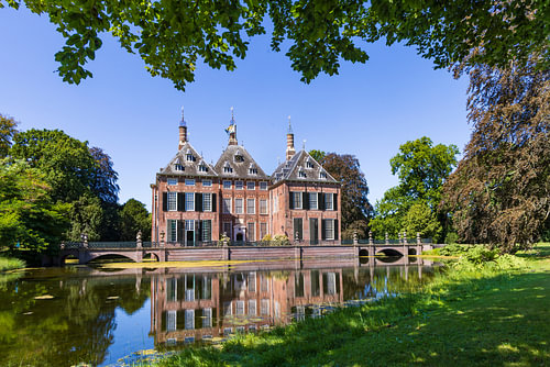 Das Schloss Duivenvoorde spiegelt sich im Grün wider