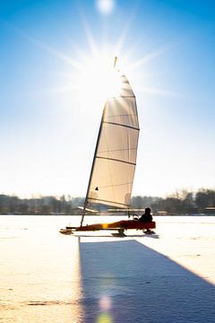 Ijszeilen in Lelystad, Nederland van Michiel de Bruin