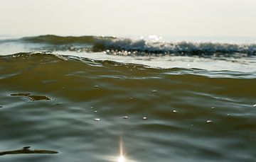 Vagues dans la lumière du soir sur Rob Donders Beeldende kunst