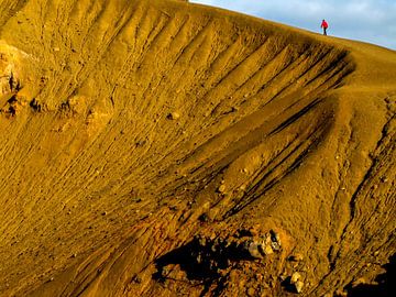 Marchez sur le bord du cratère du volcan, Islande sur Rietje Bulthuis