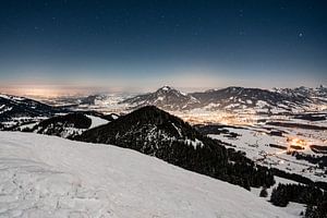 klarer Stenernhimmer über dem winterlichen Allgäu
