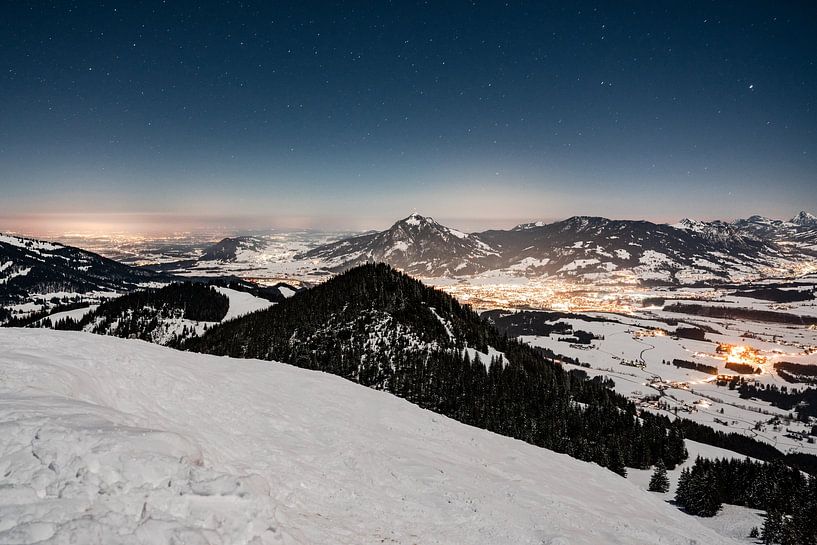 klarer Stenernhimmer über dem winterlichen Allgäu von Leo Schindzielorz