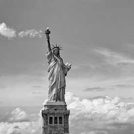 Het Vrijheidsbeeld in New York, geïsoleerd in de lucht van Carlos Charlez