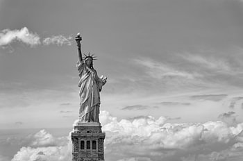 Het Vrijheidsbeeld in New York, geïsoleerd in de lucht