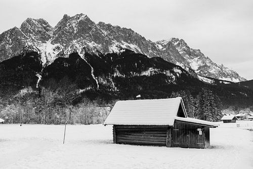 Oud houten huis aan de voet van de Zugspitze in de Alpen Zwart-wit fotografie