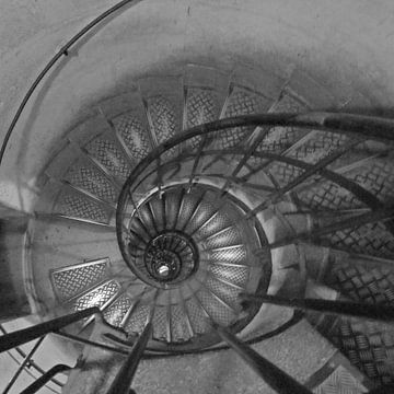 de trappen van de Arc de Triomphe in zwart wit van ticus media