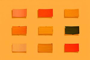 Minimalistische Kunst: Abstrakte Collage In Warmem Gelb/Orange