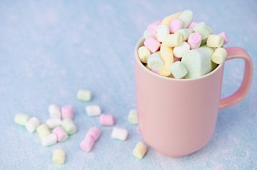 Roze beker met marshmallows van C. Nass