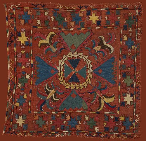 Vintage suzani ilgich tapijt in aardetinten. Geborduurd textiel. Aziatische kunst.