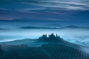 Blauer, nebliger Morgen im Val d'Orcia. Toskana