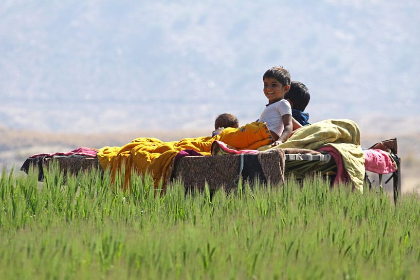 Les enfants sur un lit pour leur sieste l'après-midi par Cora Unk