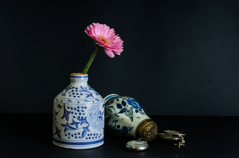 Stilleben Delfter Blau mit Blume von tolitoy creations