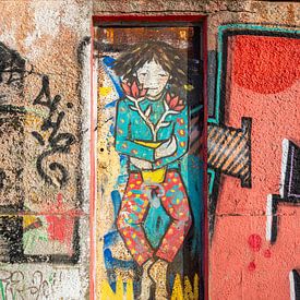 Smalle deur in fabriekspand met graffiti van Wil Wijnen