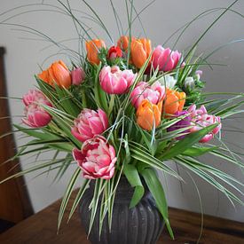 Stilleben mit einem Strauß holländischer Tulpen von Van alles wat