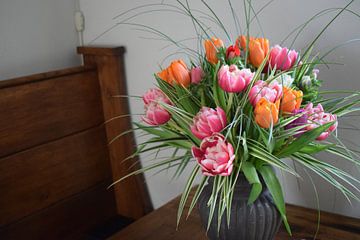 Stilleven met bos Hollandse tulpen van Van alles wat