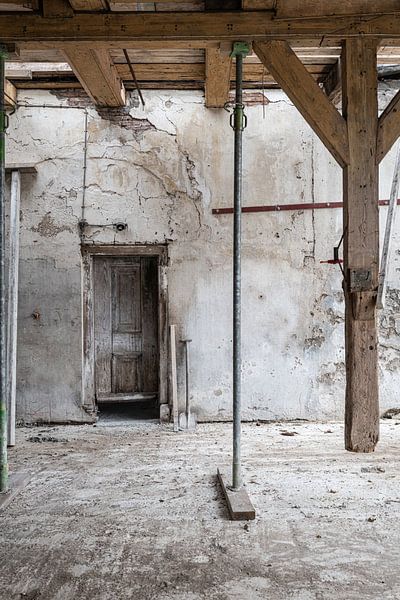 ruine avec de vieux murs et des poutres en bois par Caroline Martinot