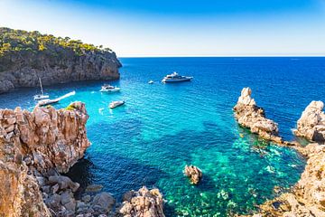 Vue idyllique de la baie de la plage de Cala Deia avec des bateaux au mouillage sur Alex Winter