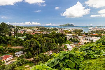 Panoramisch uitzicht op de havenstad Port Victoria op het eiland Mahé van de Seychellen van Reiner Conrad