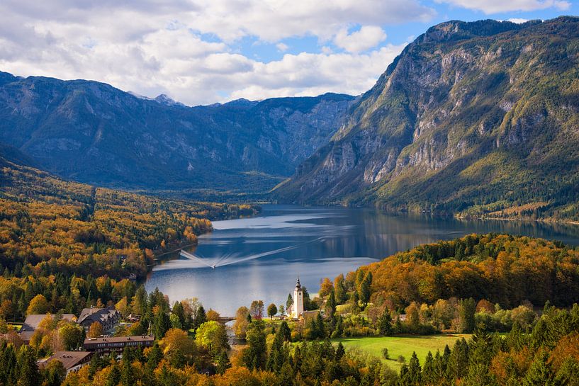 Landschaft mit Bohinjer See im Herbst in Slowenien von iPics Photography  auf ArtFrame, Leinwand, Poster und mehr | Art Heroes | Poster