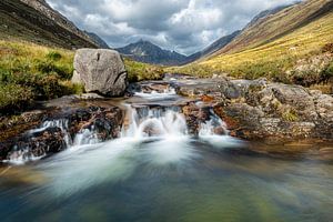 Märchenhafte Wasserfälle in Glen Rosa, Schottland