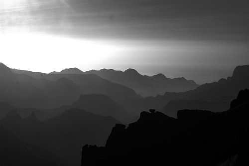 Wavy mountains (black and white)