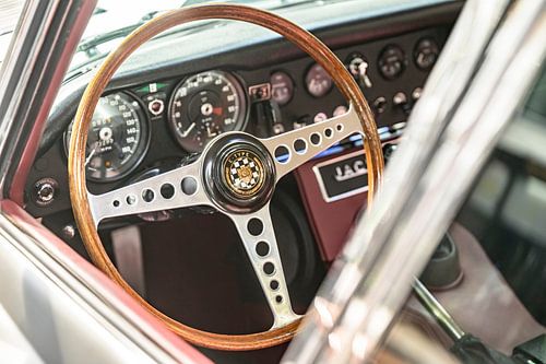 Jagauar E-type klassieke sportwagen dashboard