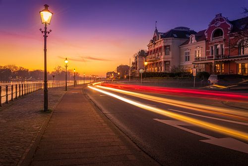 The Welle with traffic in Deventer with lampposts in purple.