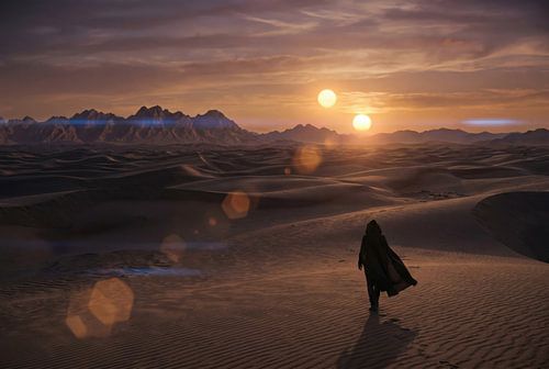 Eine einsame Gestalt im Sonnenuntergang der Wüste