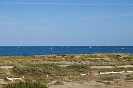 Strand und Dünen mit Segelbooten und Wellen in La Turballe, Bretagne, im Sommer von Andreas Freund