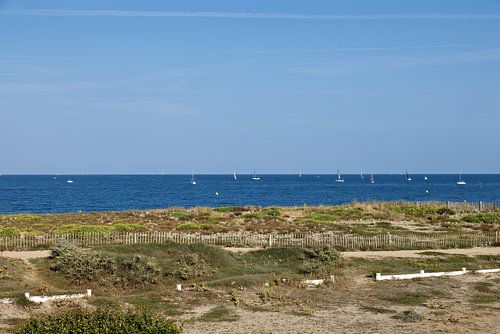 Strand und Dünen mit Segelbooten und Wellen in La Turballe, Bretagne, im Sommer