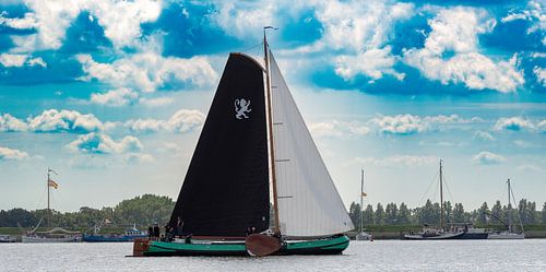 Le skûtsje de Leeuwarden sur le lac près de Lemmer