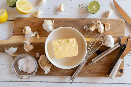 Zubereitung von Hand: Frische Knoblauchbutter auf Holz