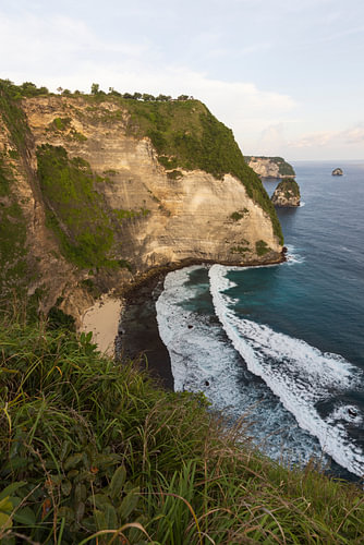 Kelingking Beach, klif en schuimranden
