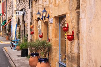 Une rue française agréable dans un village