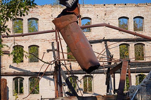 Afbraak van cycloonfilter in de oude graanschuur van Böllberger Mühle in Halle
