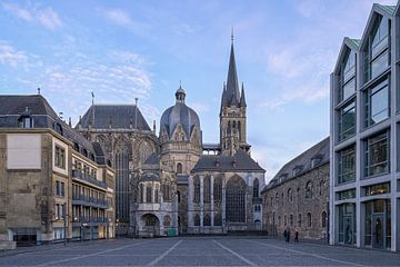 De kathedraal van Aken in het avondlicht - architectuurfotografie met een bijzonder perspectief van Rolf Schnepp