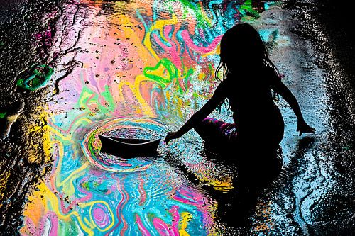 Silhouet meisje kleurrijk water